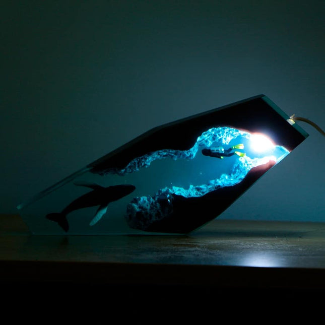 Epoxidharz Lampe mit Wal und Taucher