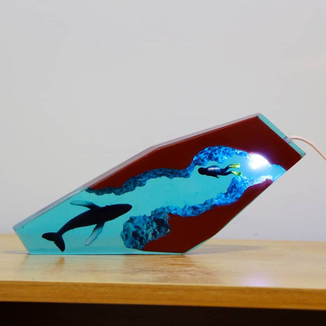 Epoxidharz Lampe mit Wal und Taucher