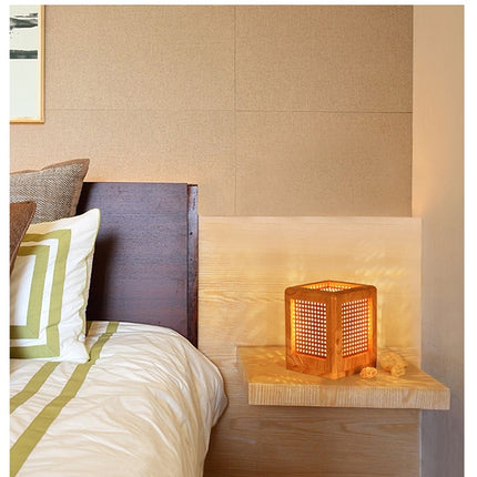 Quadratische Nachttischlampe aus Massivholz