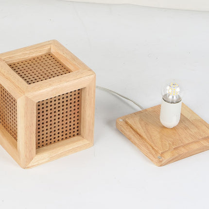 Quadratische Nachttischlampe aus Massivholz