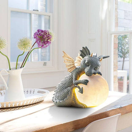 Deko Drache mit Leuchtkugel aus Harz